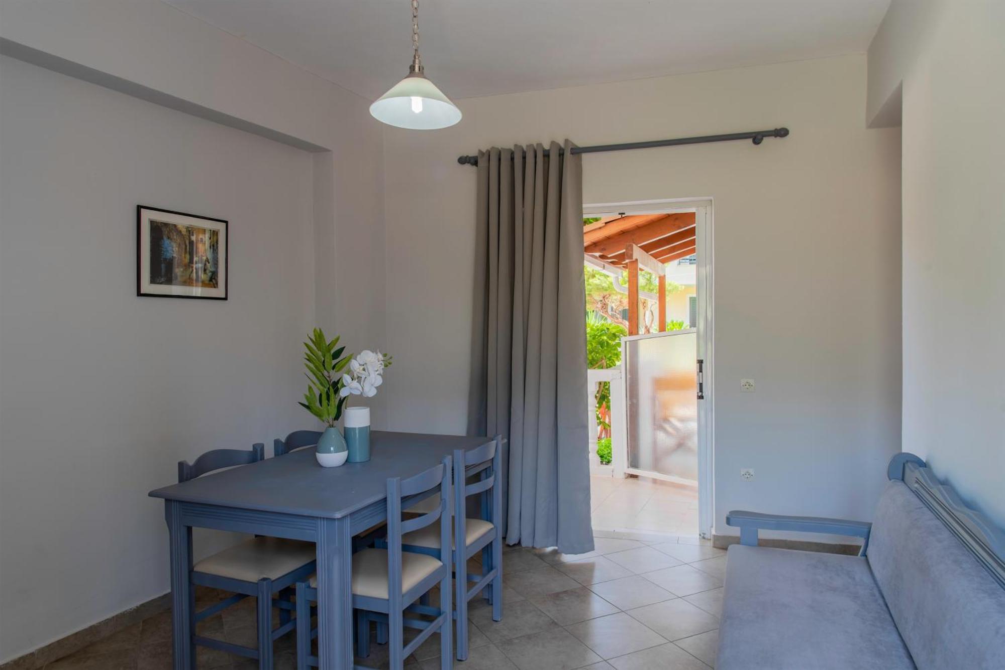 Roula Aparthotel Pigadhakia