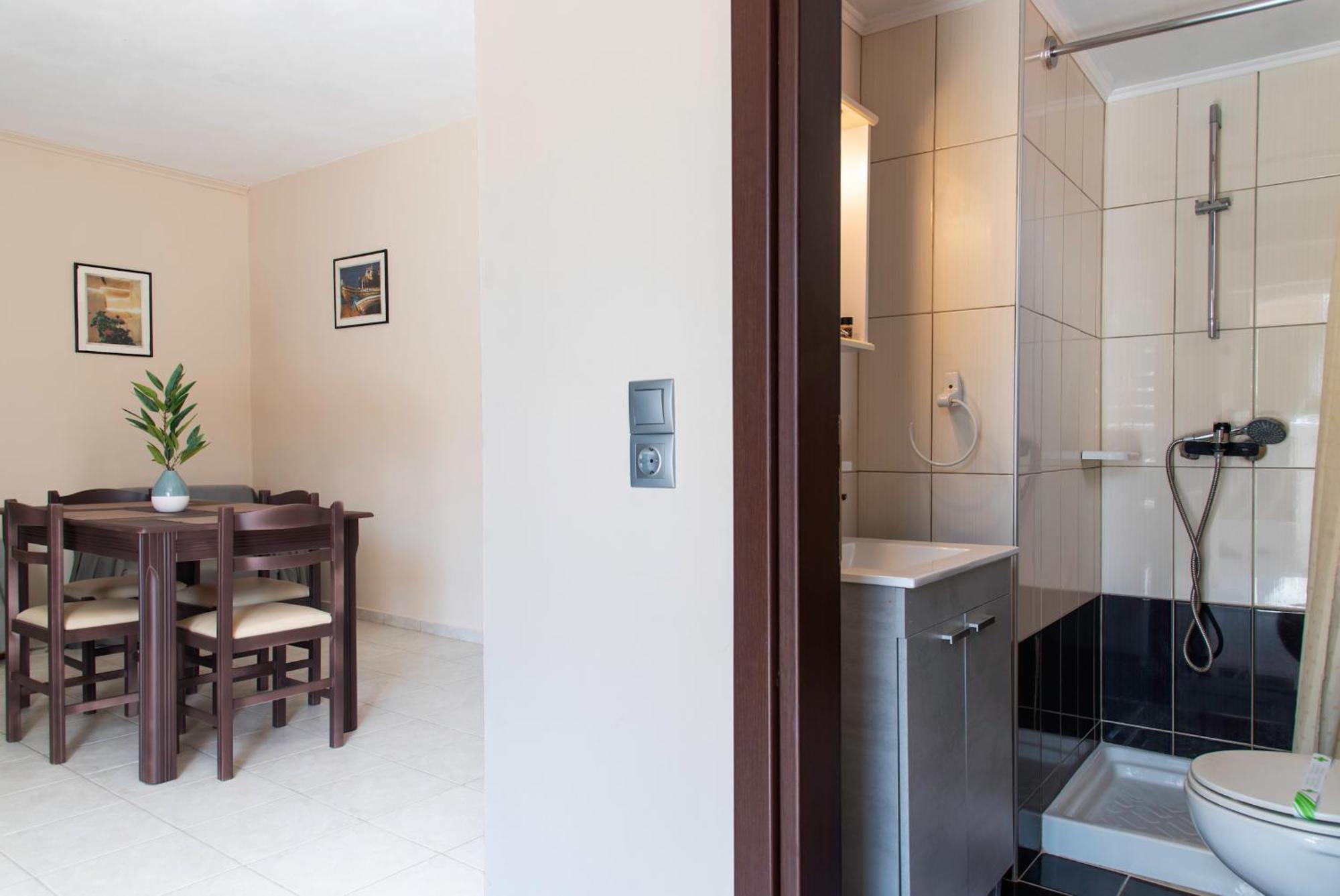 Roula Aparthotel *